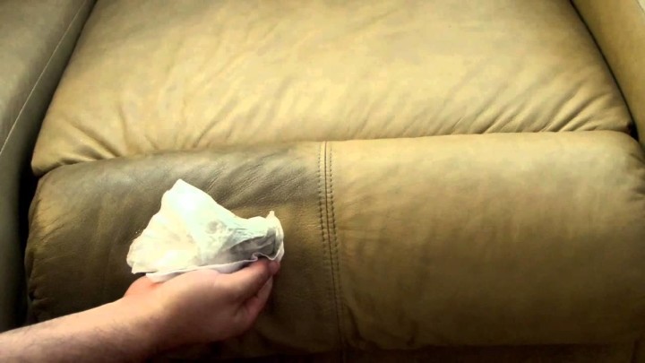 Как почистить диван в домашних условиях: эффективные средства