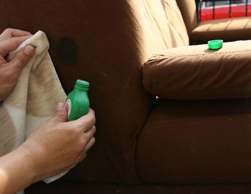 Как почистить диван в домашних условиях: эффективные средства